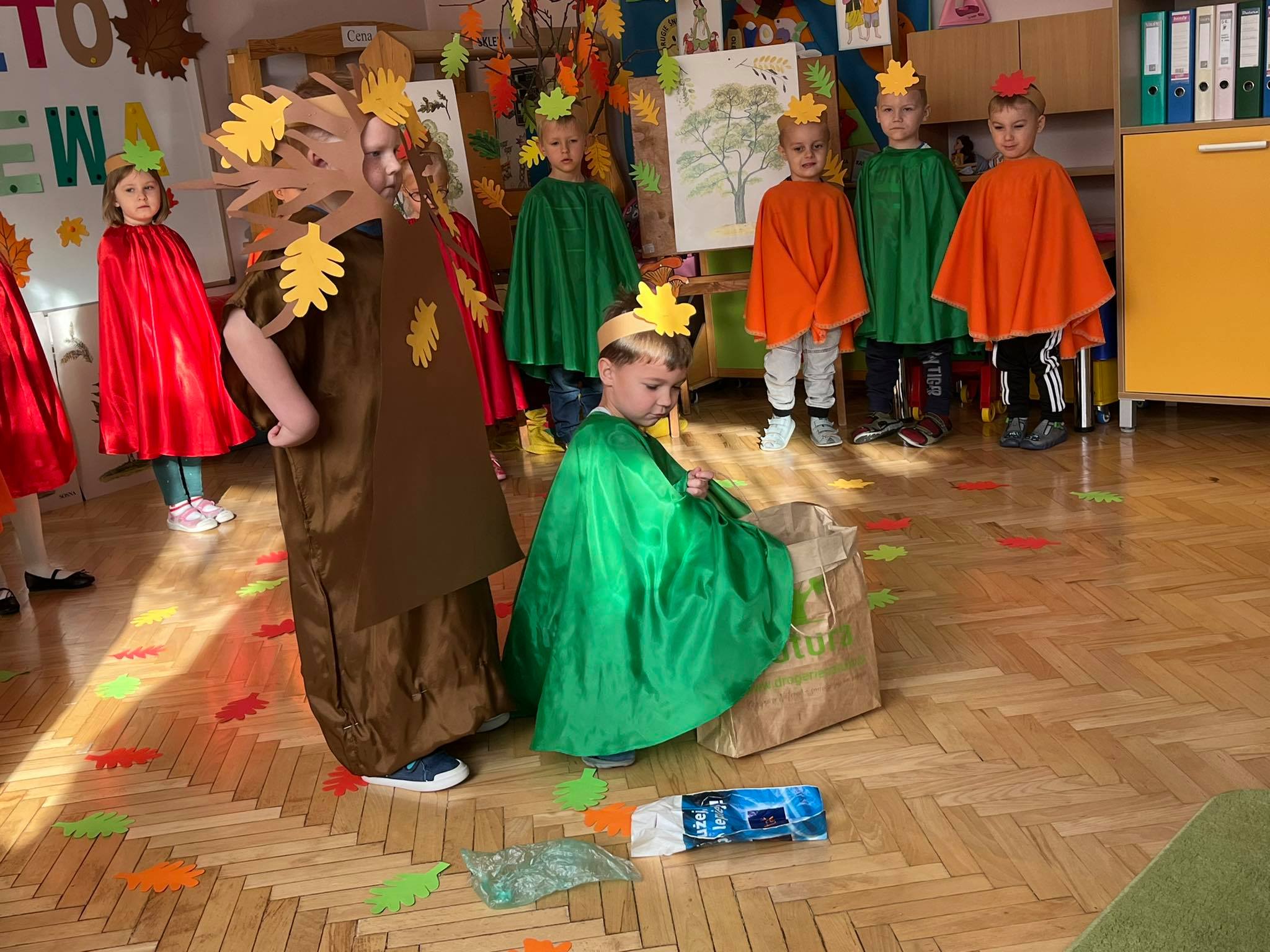 Dzieci z Przedszkola nr 4 w Nidzicy podczas przedstawienia. 